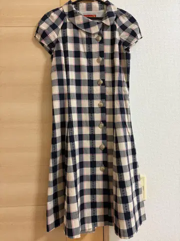 요크의 체크 무늬 반팔 무릎 기장 원피스 7호