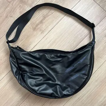 인기 상품! 유니클로: C 가죽 터치 라운드 숄더백 블랙 (유니클로 C)