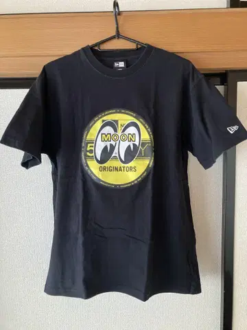 뉴에라 문 아이즈 티셔츠