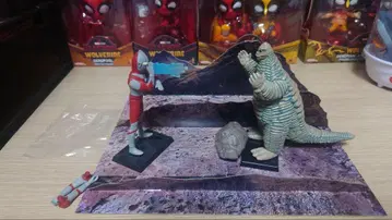 메즈코 '울트라맨 & 레드킹' 디오라마