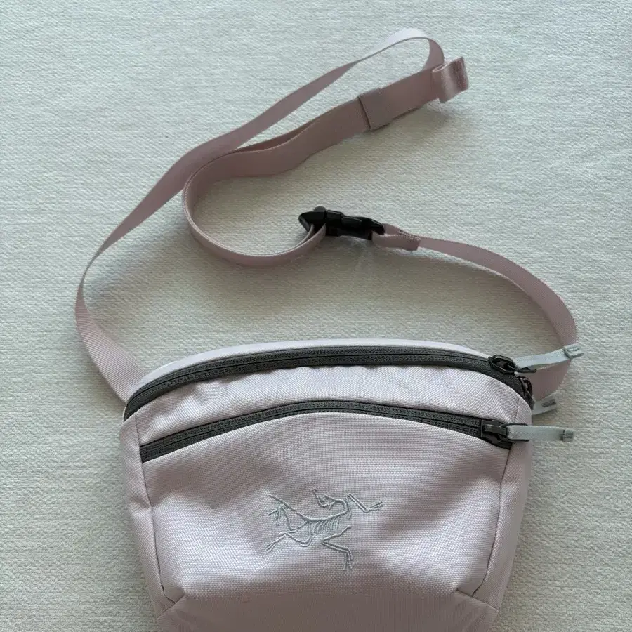 バッグ ARC'TERYX Mantis 2 Waist Pack Moonstone Shop Mantis 2 Waist Pack S25 - Bliss - One Size | Bivouac
