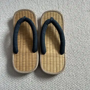 검은색 조리 이구사 소재 심플한 디자인