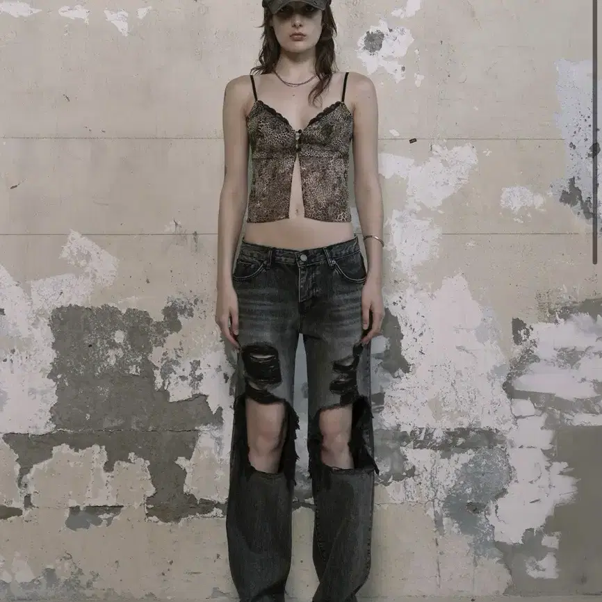 [BOHEMSEO] ★ KNEE OPEN RIPPED WIDE JEANS (GRAY) Bershka ripped knee wide leg jeans in light gray | ASOS