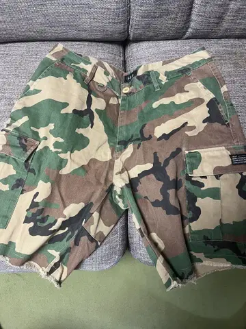 HUF 카모플라쥬 카고 숏 팬츠