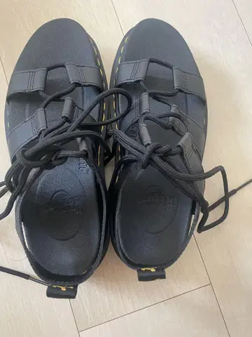 새상품급 Dr. Martens 블랙 통굽 샌들 UK5