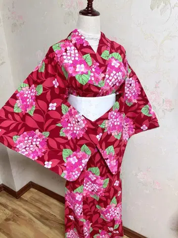 빨간색 꽃무늬 유카타 전통 스타일