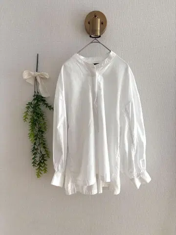 화이트 긴팔 셔츠