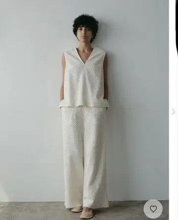 HER. 화이트 V넥 슬리브리스 셋업