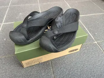 KEEN 블랙 샌들 텅 스타일 킨