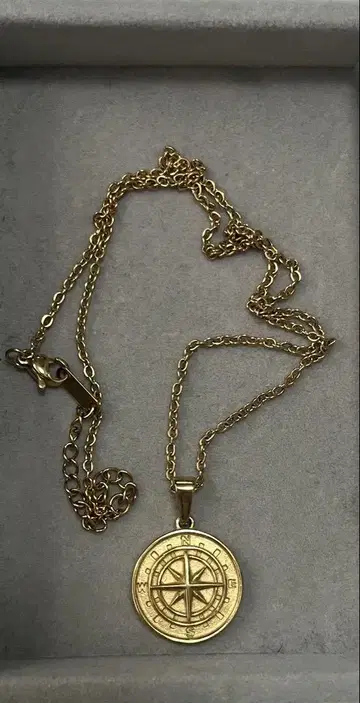 나침반 모티브 목걸이