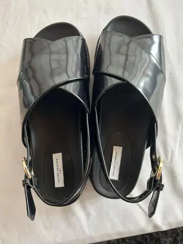 유나이티드 애로우즈 크로스 스트랩 에나멜 샌들 블랙