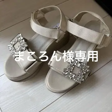 이볼 EVOL 비쥬가 달린 베이지 통굽 샌들