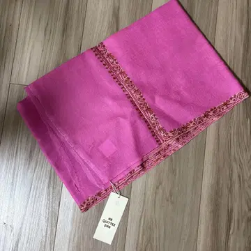 NE QUITEZ PAS 핑크 자수 스톨