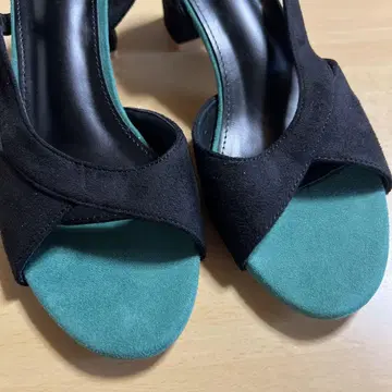 블랙과 그린 컴포트 샌들