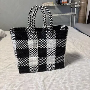 블랙 화이트 체크 무늬 바스켓 토트백