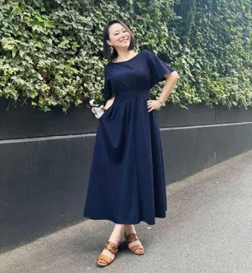 시네마틱 심플 턱 원피스