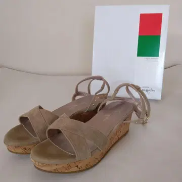 긴자 카네마츠 베이지 스웨이드 크로스 스트랩 웨지 샌들