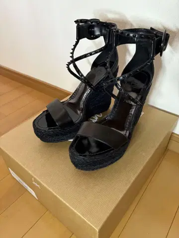 크리스찬루부탱 MADONICA 스터드 웨지 샌들
