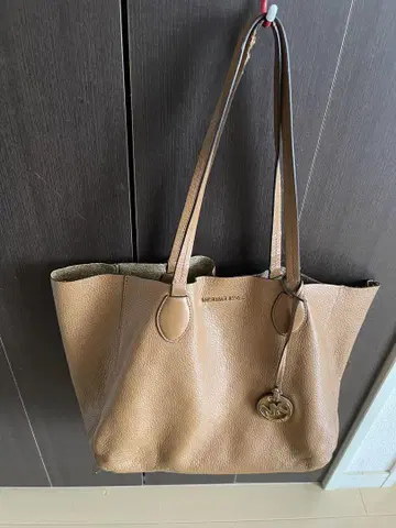 마이클코어스 마이클코어스 파우치 참 포함 토트 백