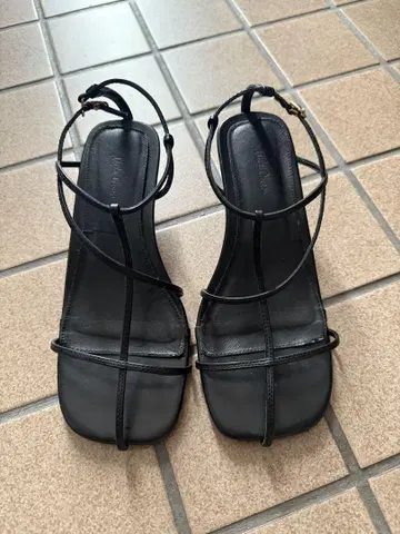 미라 오웬 블랙 스트랩 샌들