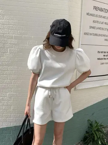 컨디션 최상 벌스데이 바쉬 PUFF SLEEVE SHORT 화이트 상의