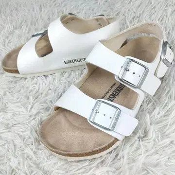 새상품급 BIRKENSTOCK 더블 스트랩 애리조나 샌들 화이트 23cm