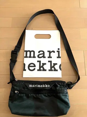 가격 인하! 새상품급! marimekko 숄더백 다크 그린