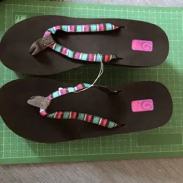 Teva 비치 샌들 컬러풀 스트랩