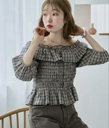셔링 오프 숄더 블라우스