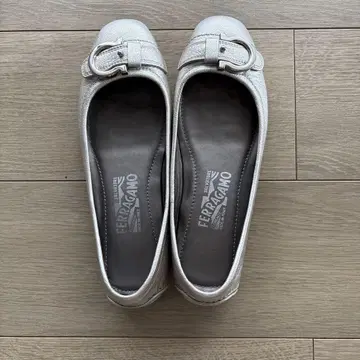 FERRAGAMO 실버 플랫 슈즈
