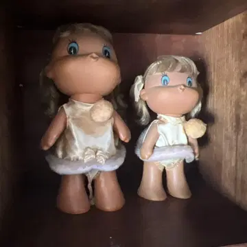 오래된 인형 2개