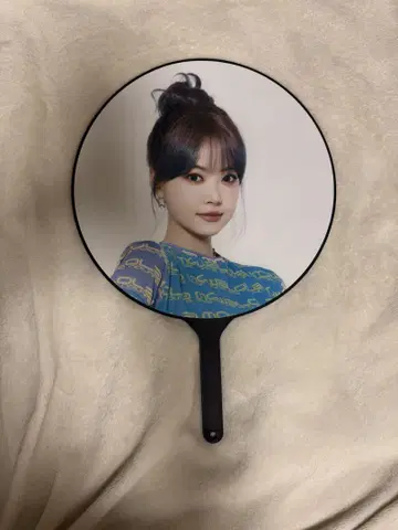 LESSERAFIM FEARNADA 홍은체 부채
