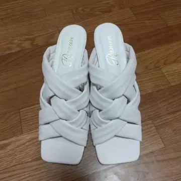 화이트 크로스 스트랩 뮬