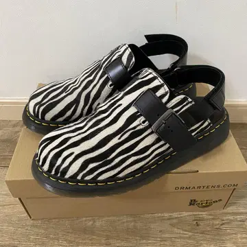 Dr. Martens Jorge II 제브라 패턴 샌들 UK9
