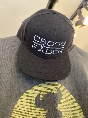 CROSS FADER 블랙 스냅백 캡 DJ