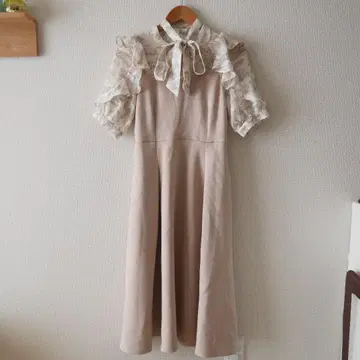 베이지 프릴 레이스 소매 원피스