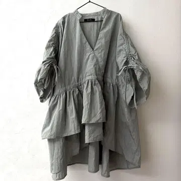 Ezick 에직 Fairy taffeta 셔링 볼륨 블라우스
