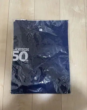 LAWSON의 50주년을 기념한 네이비 티셔츠
