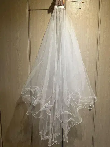with a white 웨딩 베일 화이트 튤 스캘럽 엣지