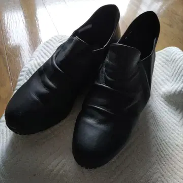 JS 하트 라벨 블랙 가죽 슬립온 웨지 힐