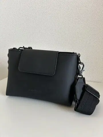블랙 합성 피혁 숄더백
