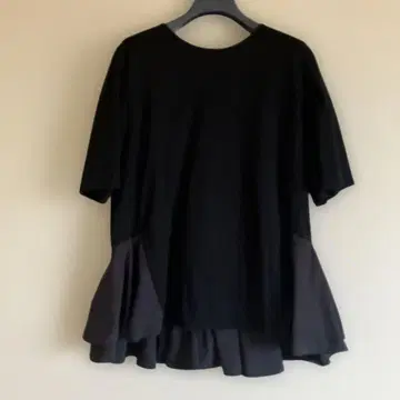 블랙 프릴 밑단 반팔 상의