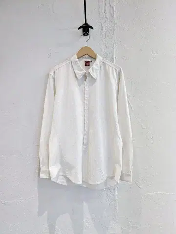 수작업으로 제작된 대마 혼방 풀오버 셔츠