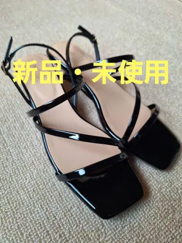 로페피크닉의 블랙 에나멜 스트랩 샌들