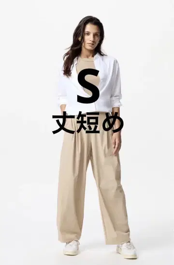 유니클로 울트라 스트레치 액티브 와이드 팬츠 짧은 기장 S 사이즈 베이지