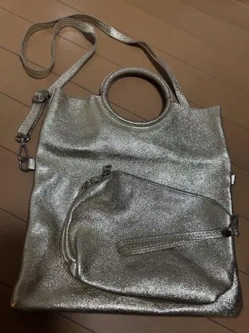 코쿠레 메탈릭 골드 숄더백