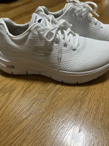 스케쳐스 Arch Fit 화이트 스니커즈