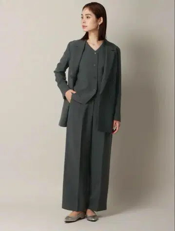 수트 스퀘어 더블 브레스트 자켓과 팬츠 셋업 그레이