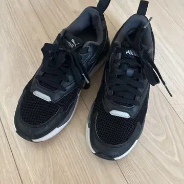 Puma 블랙 스니커즈 24cm
