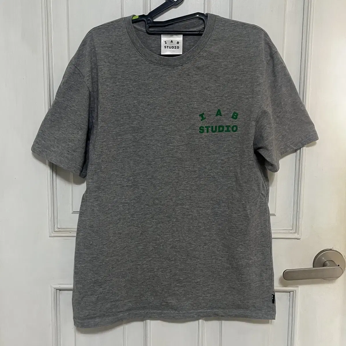 【IAB STUDIO】T-Shirt Gray Green - 22FW IAB-STUDIO | 아이앱스튜디오 [L] iappstudio 22fw T-shirt